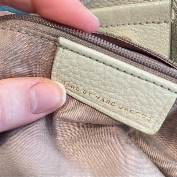 Marc Jacobs Cream Large Hobo Style Handbag Gold Hardware Shoulder Strap - Picture 10 of 12